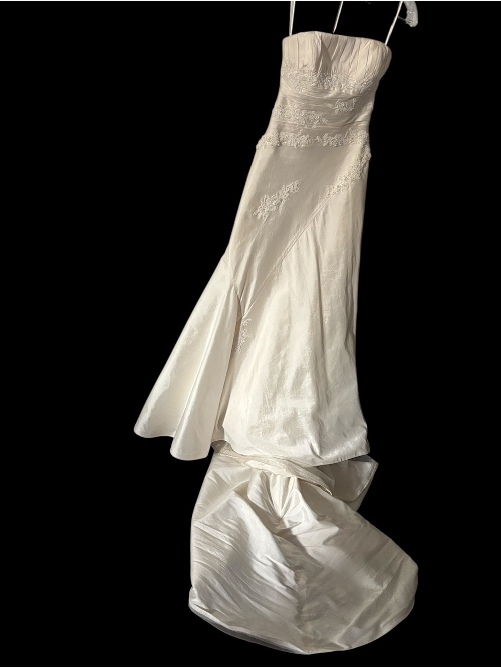Pronovias Ivory Elegant Strapless Lace-Detail Mermaid Wedding Dress